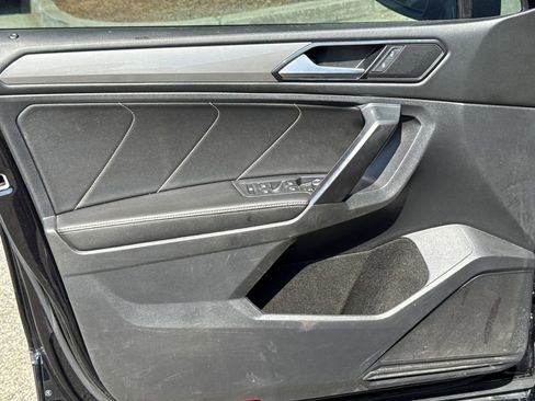 Used 2023 Volkswagen Tiguan SE w/ Panoramic Sunroof Package FWD image 10