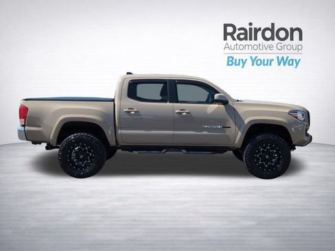 Used 2017 Toyota Tacoma SR5 w/ Tow Package AWD/4WD image 8