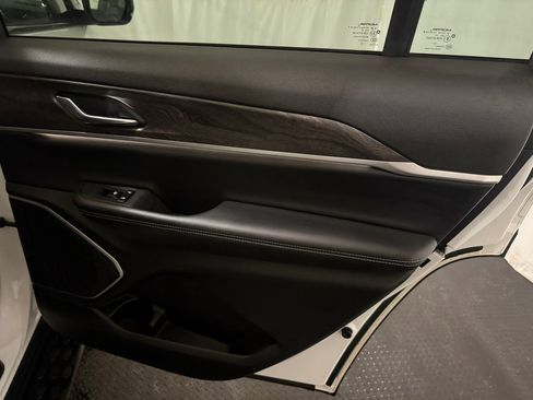 Used 2022 Jeep Grand Cherokee L Limited image 28