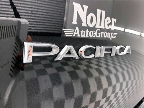 Used 2025 Chrysler Pacifica Select FWD image 8