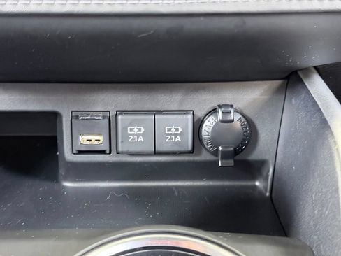 Used 2021 Toyota Highlander XLE AWD/4WD image 53