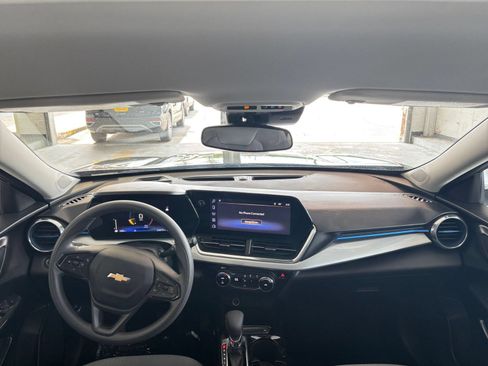 Used 2025 Chevrolet Trax LT FWD image 33
