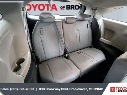 Used 2021 Toyota Sienna XLE image 21