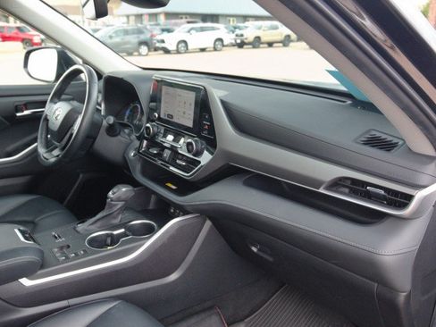 Used 2023 Toyota Highlander XLE AWD/4WD image 35
