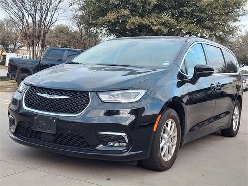 Certified 2024 Chrysler Pacifica Touring-L image 10