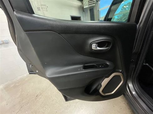 Used 2016 Jeep Renegade Limited FWD image 19