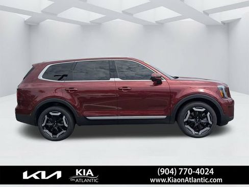 Used 2024 Kia Telluride EX w/ EX Captain's Chair Package FWD image 2