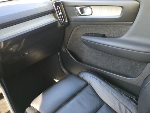 Used 2023 Volvo XC40 B5 Plus image 45