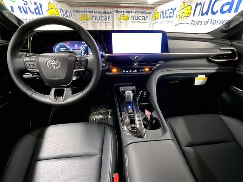 Certified 2025 Toyota Crown Signia image 30