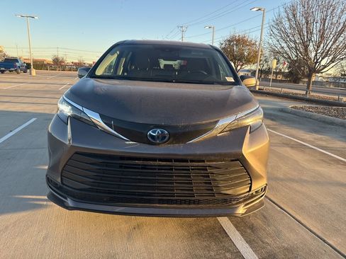 Used 2024 Toyota Sienna LE image 8