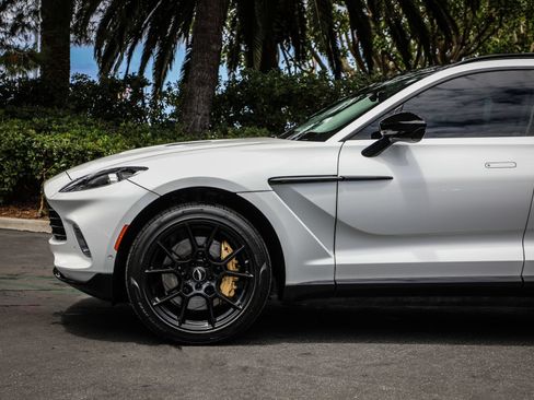 Used 2022 Aston Martin DBX AWD/4WD image 32
