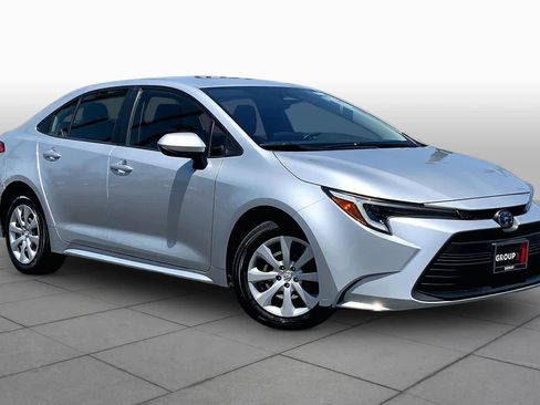 Used 2023 Toyota Corolla LE FWD image 2