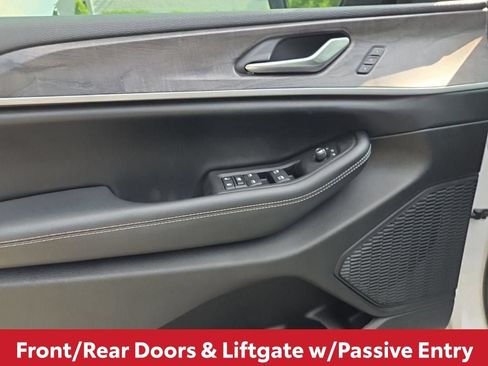 Used 2023 Jeep Grand Cherokee Limited w/ Luxury Tech Group II RWD image 17