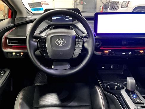 Used 2025 Toyota Prius Plug-In Hybrid image 6