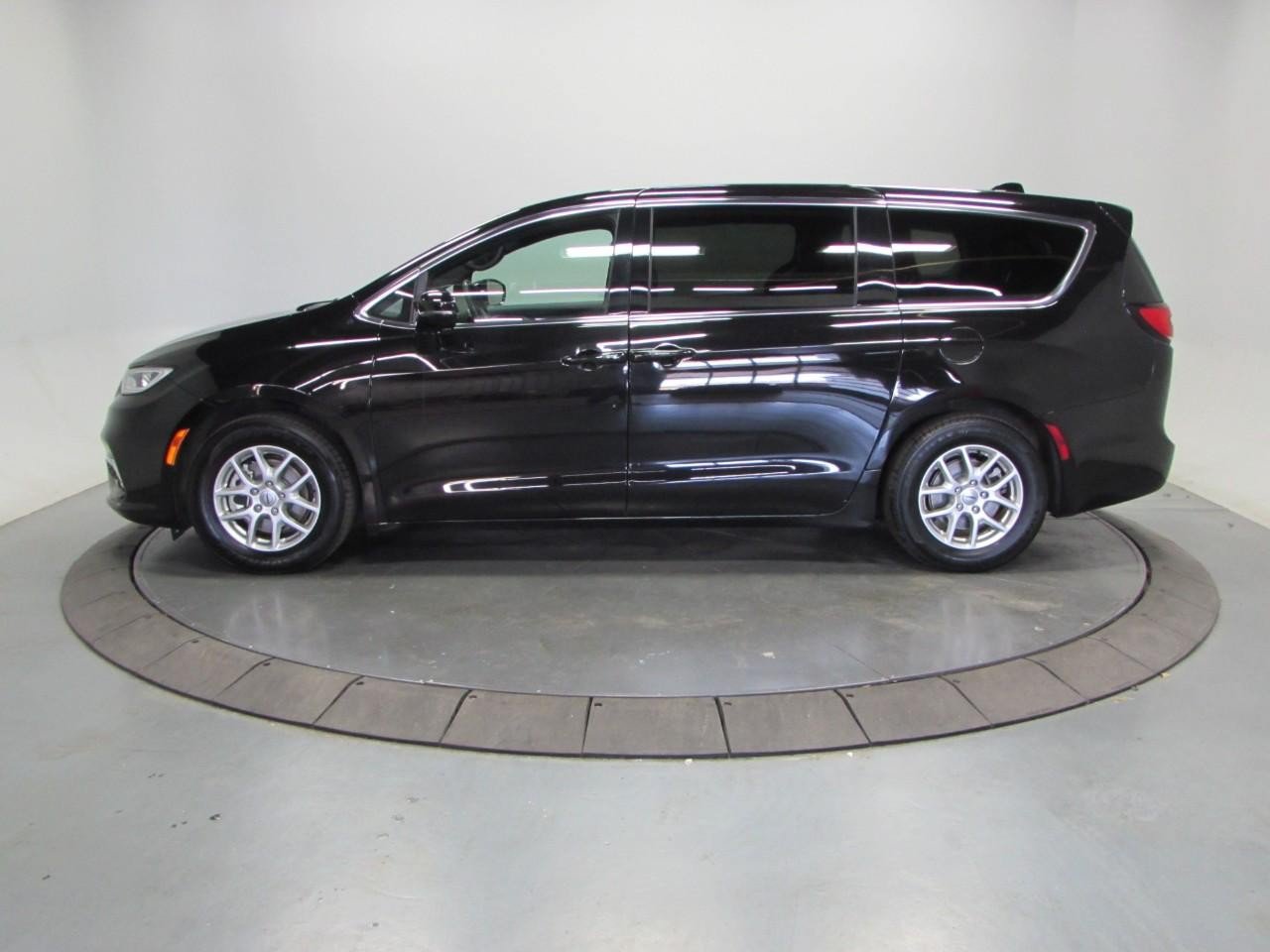 Used 2025 Chrysler Pacifica Select FWD image 4