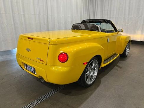 Used 2004 Chevrolet SSR w/ Preferred Equipment Group RWD image 4