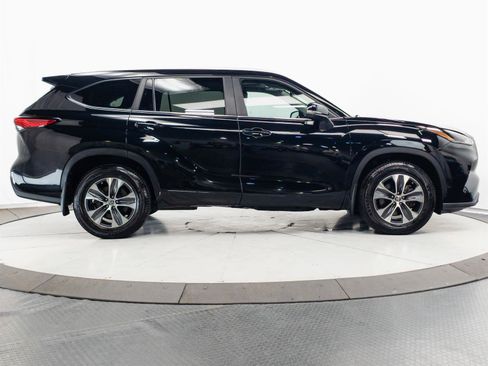 Used 2023 Toyota Highlander XLE AWD/4WD image 14