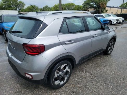 Used 2023 Hyundai Venue SEL FWD image 4