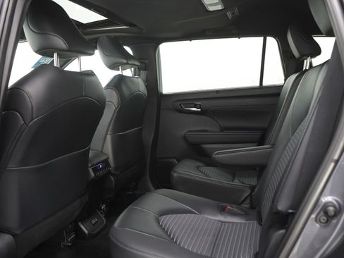 Used 2025 Toyota Highlander XSE AWD/4WD image 17