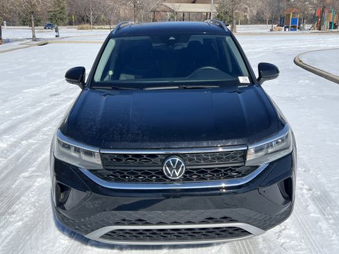 Certified 2024 Volkswagen Taos SE w/ Panoramic Sunroof Package image 3