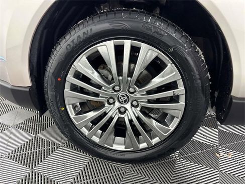 Used 2022 Toyota Venza XLE image 27
