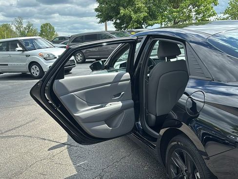 Used 2023 Hyundai Elantra SEL FWD image 27