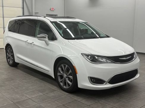 Used 2018 Chrysler Pacifica Limited w/ Tire & Wheel Group FWD image 1