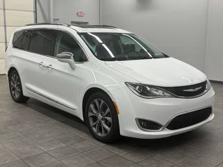 Used 2018 Chrysler Pacifica Limited w/ Tire & Wheel Group FWD video 1