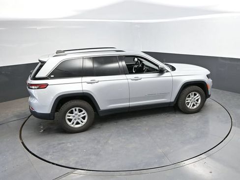 Used 2024 Jeep Grand Cherokee Laredo AWD/4WD image 38