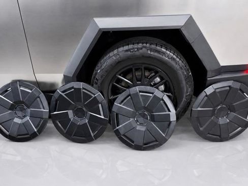 Used 2024 Tesla Cybertruck AWD Crew Cab image 9