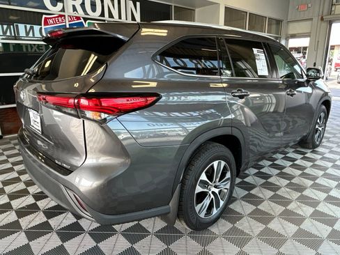 Used 2022 Toyota Highlander XLE AWD/4WD image 6