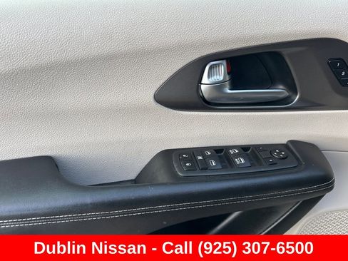 Used 2022 Chrysler Pacifica Touring-L FWD image 12