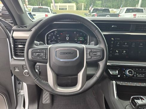 Used 2024 GMC Sierra 1500 Denali w/ Technology Package AWD/4WD image 8