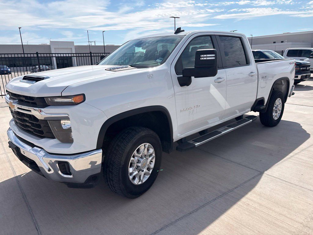 Used 2025 Chevrolet Silverado 3500 LT w/ Safety Package AWD/4WD image 2