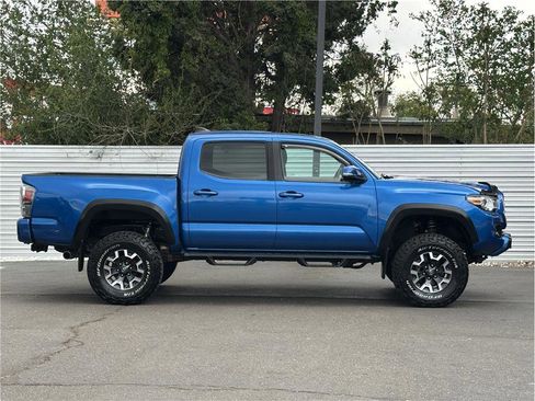 Used 2017 Toyota Tacoma TRD Off-Road w/ Premium & Technology Package AWD/4WD image 9