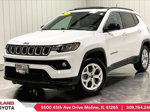 Used 2025 Jeep Compass Latitude w/ Sun & Sound Group AWD/4WD image 1