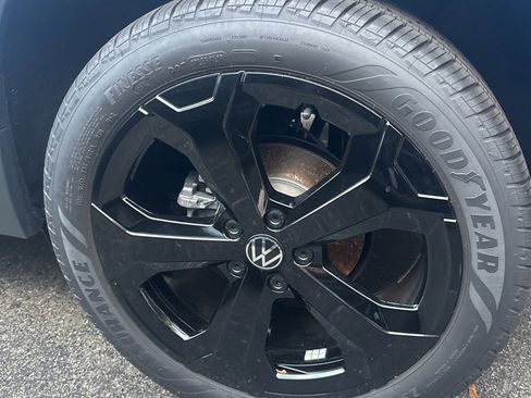 Used 2025 Volkswagen Taos SE image 7