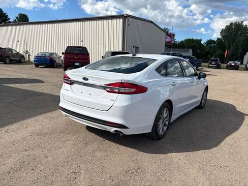 Used 2017 Ford Fusion SE FWD image 9