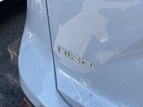 Certified 2025 Kia Niro EX FWD image 4