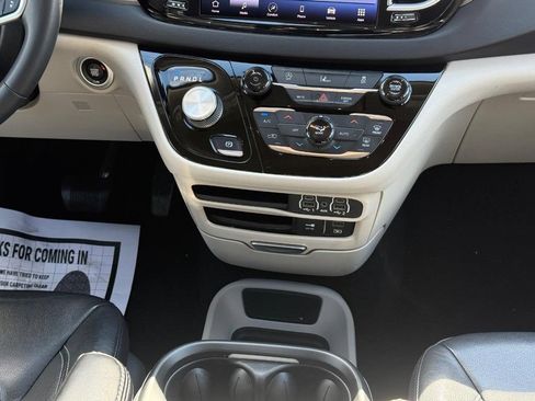Used 2022 Chrysler Pacifica Touring-L FWD image 10