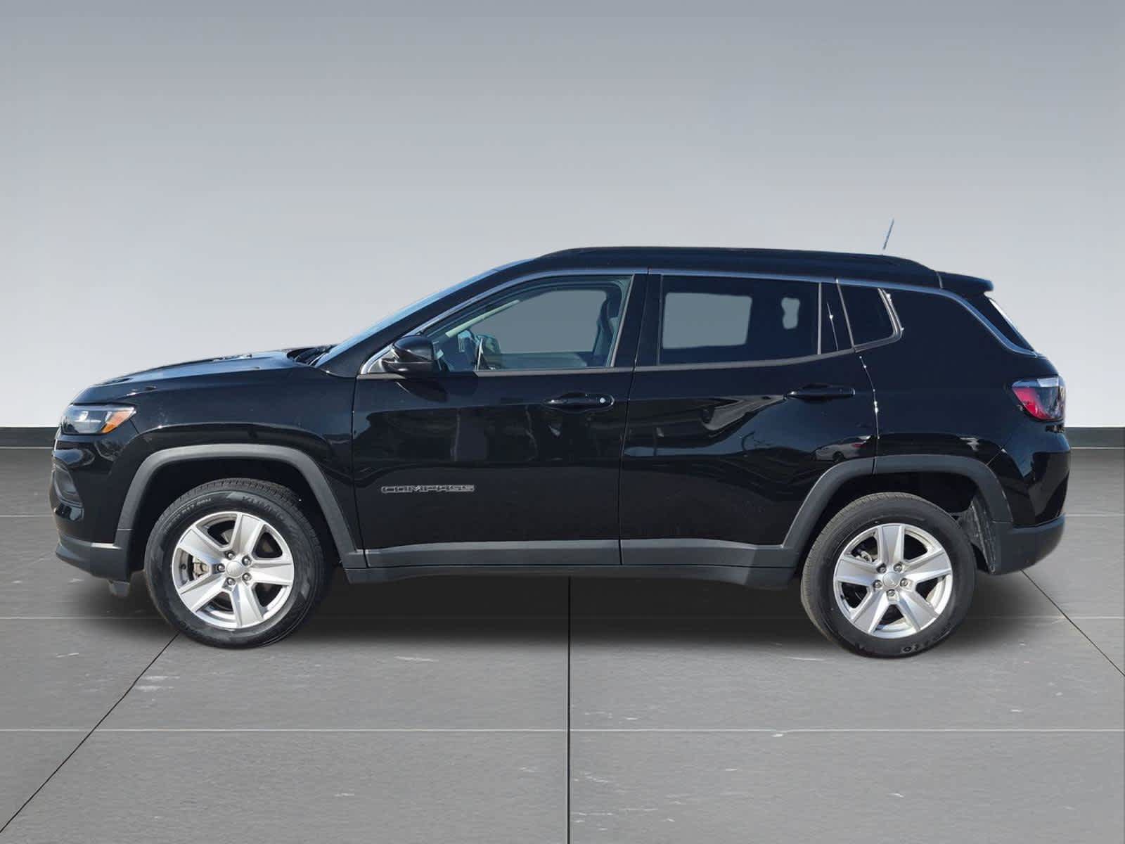 Used 2022 Jeep Compass Latitude w/ Convenience Group AWD/4WD image 3
