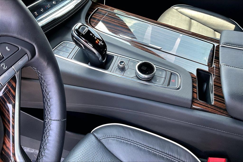 Used 2024 Cadillac Escalade ESV Premium Luxury AWD/4WD image 19