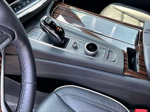 Used 2024 Cadillac Escalade ESV Premium Luxury AWD/4WD image 19