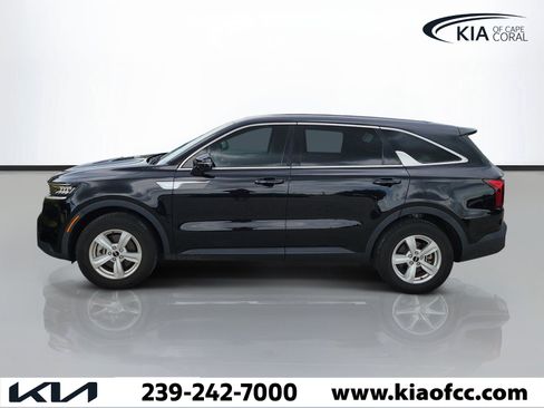 Used 2023 Kia Sorento LX FWD image 4