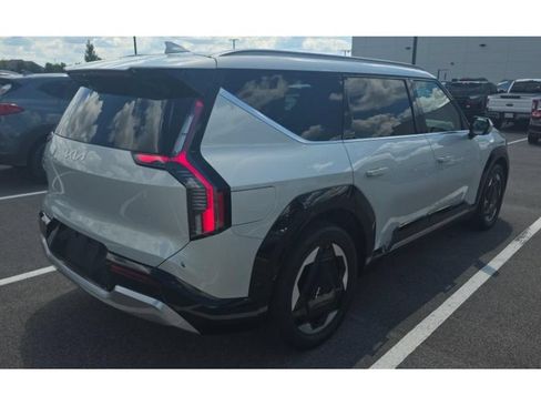 Used 2024 Kia EV9 Land AWD/4WD image 3