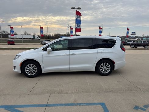 Used 2018 Chrysler Pacifica Touring Plus image 8