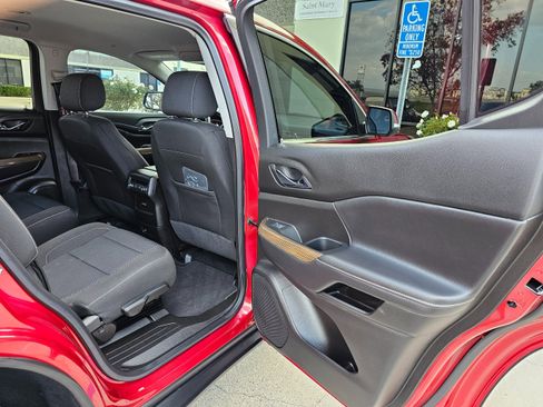 Used 2023 GMC Acadia SLE image 27