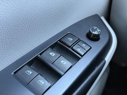 Used 2019 Toyota Highlander XLE AWD/4WD image 18