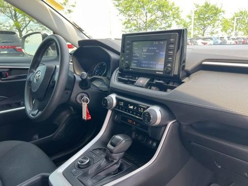 Used 2021 Toyota RAV4 LE AWD/4WD image 29