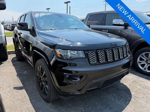 Used 2020 Jeep Grand Cherokee Altitude AWD/4WD image 3